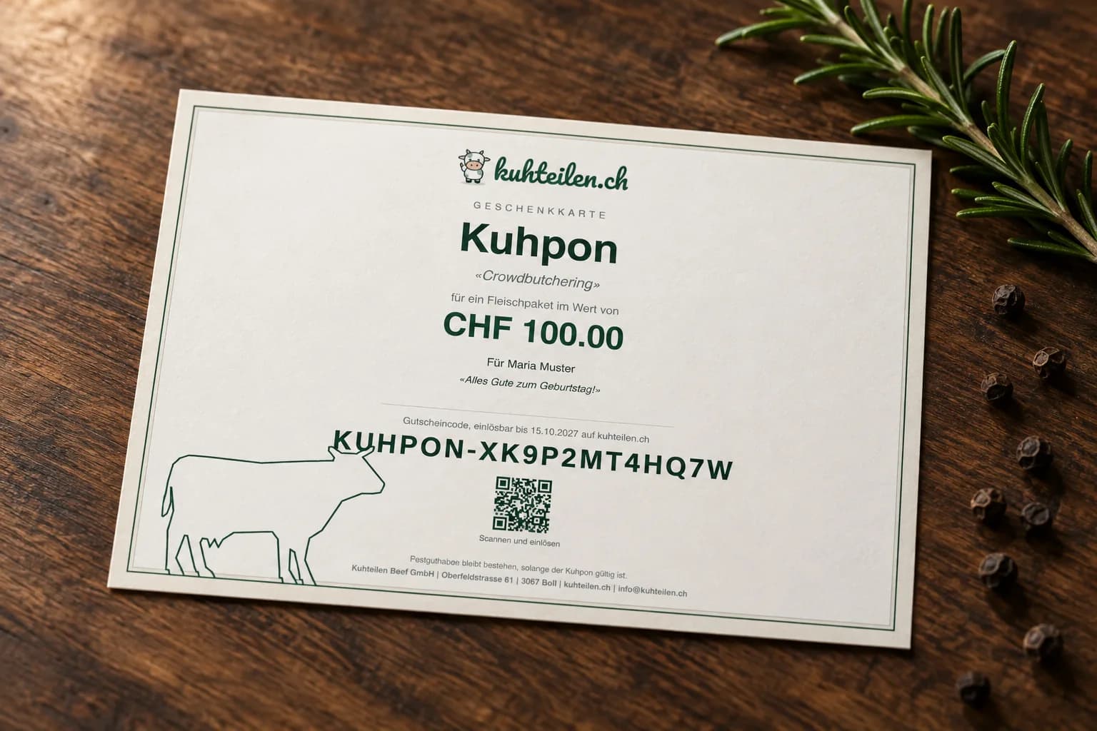 Gedruckte Kuhpon-Geschenkkarte auf dunklem Holz