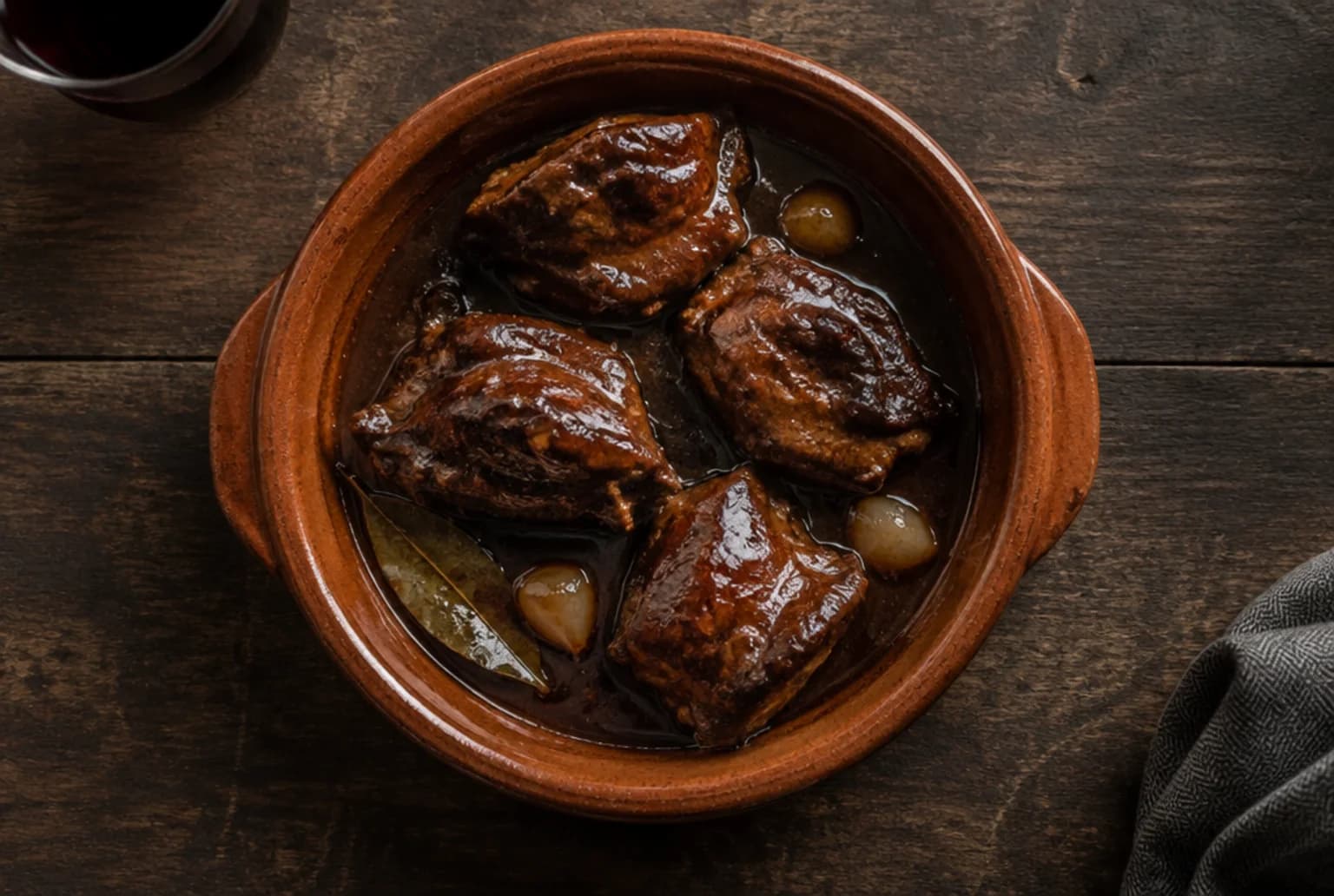 Carrillada: glänzend geschmorte Schweinebäckchen in dunkler Sherrysauce