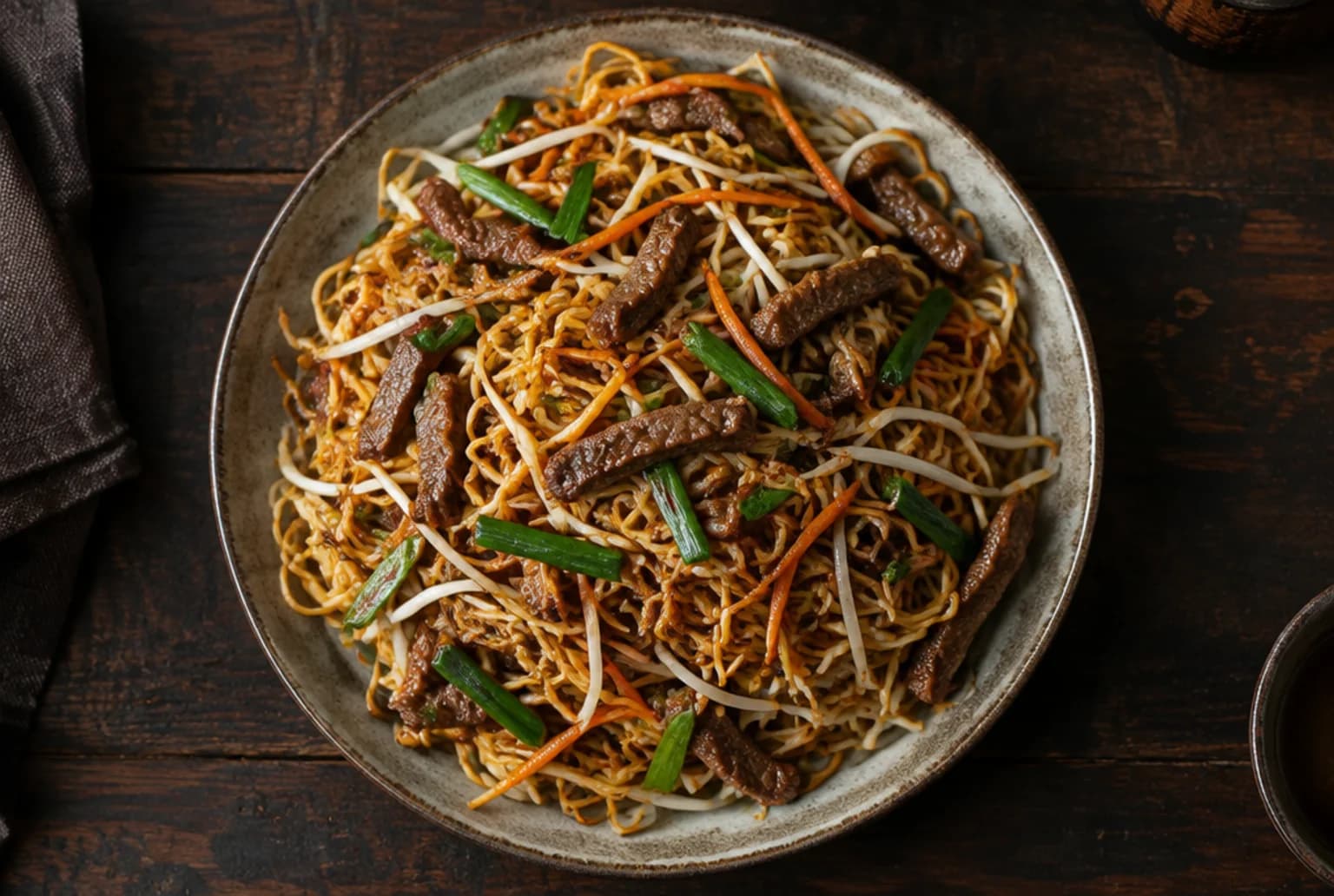 Chow Mein: gebratene Eiernudeln mit Rindfleischstreifen, Sprossen und Karotten
