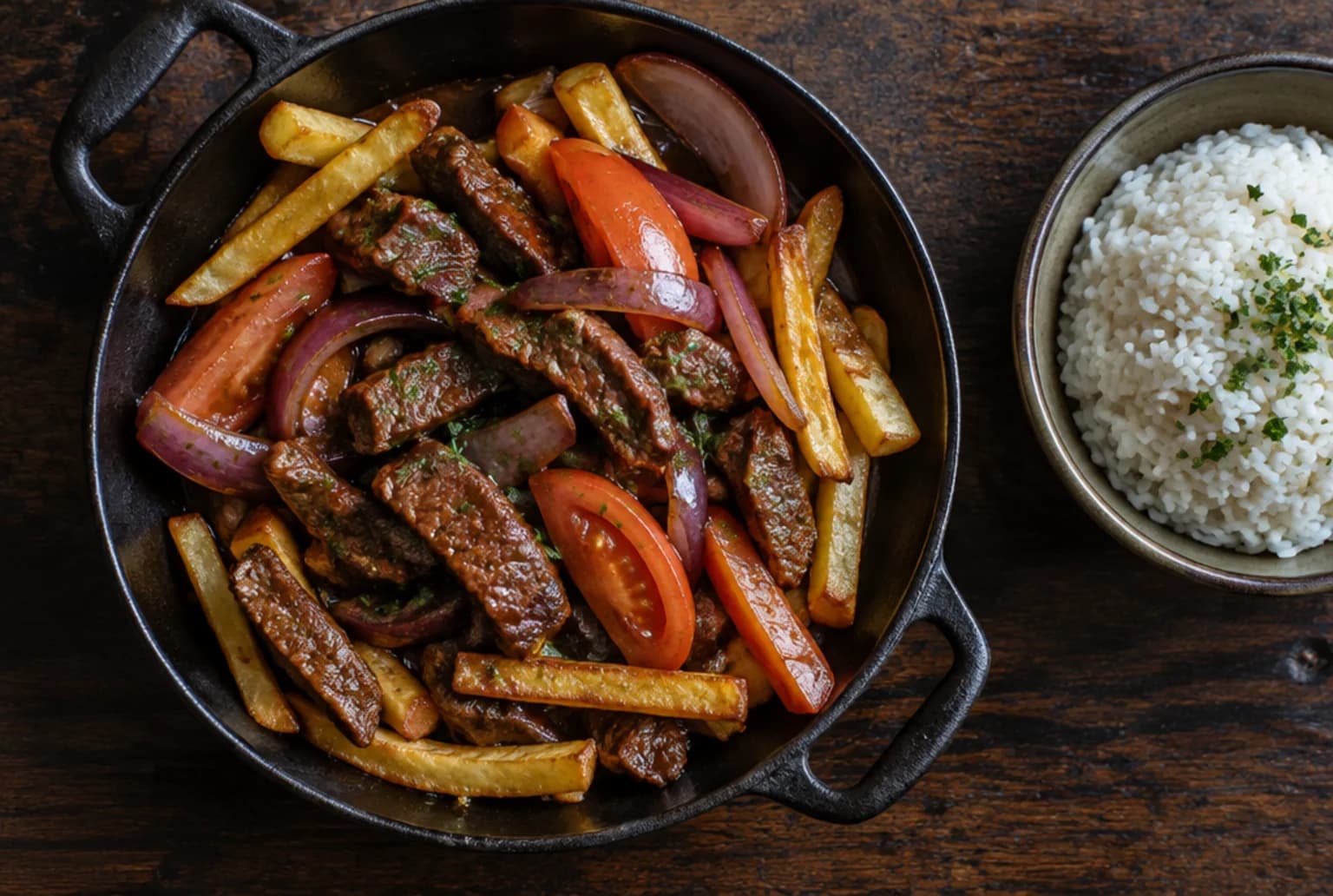 Lomo Saltado: peruanisches Rindfleisch-Pfannengericht mit Pommes