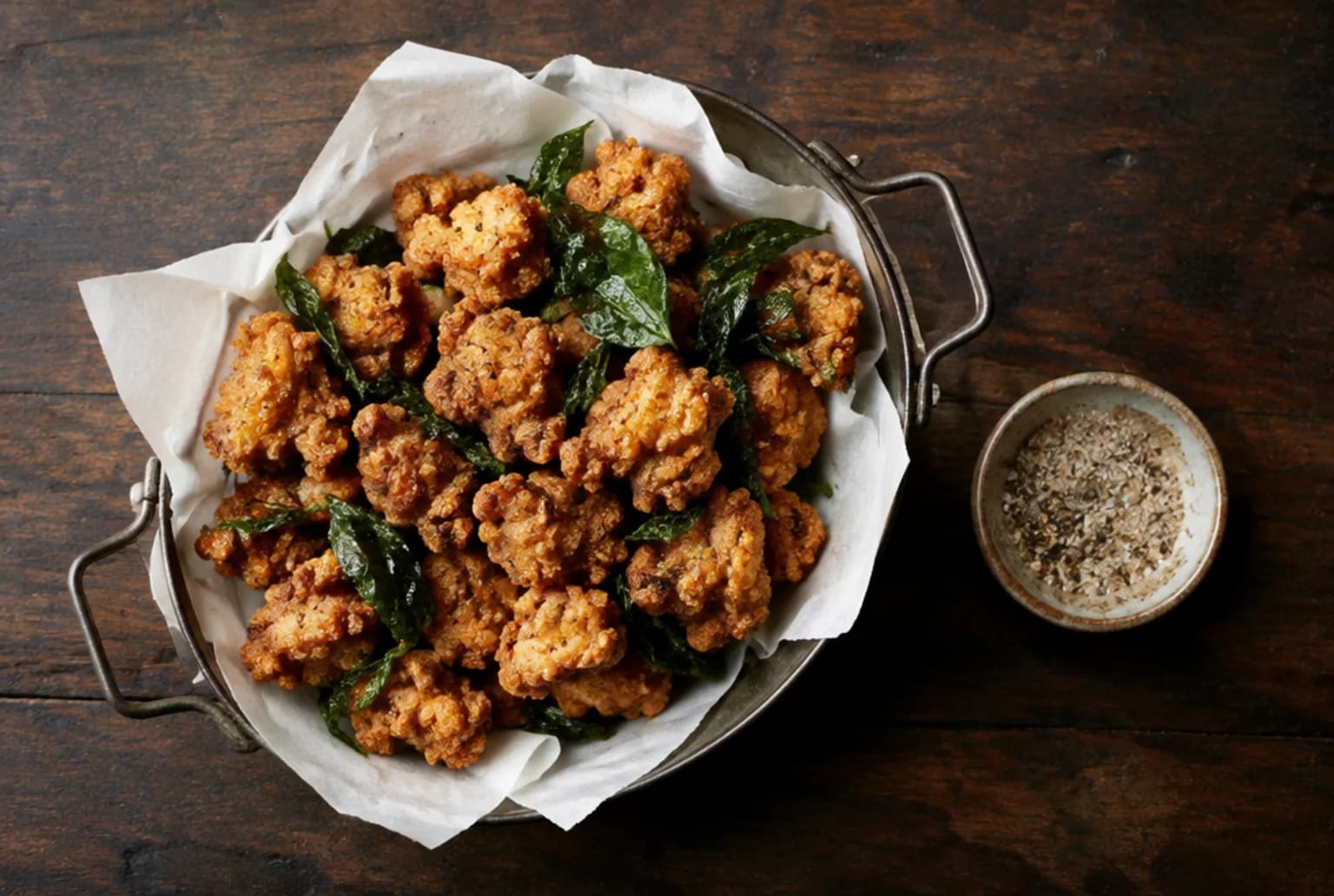 Taiwan Popcorn Chicken: goldbraun frittierte Pouletbissen mit frittierten Basilikumblättern