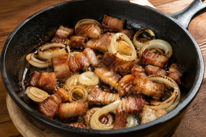 Speck und Zwiebeln braten