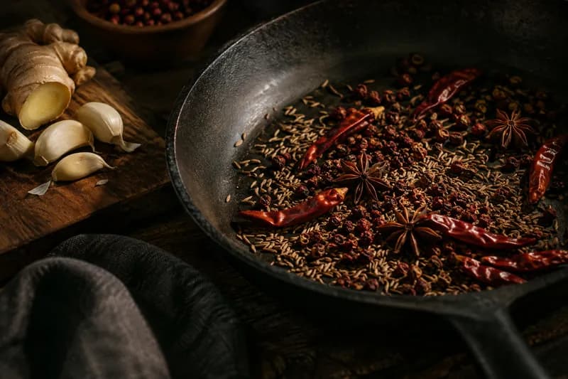 Gewürze und Aromaten anrösten