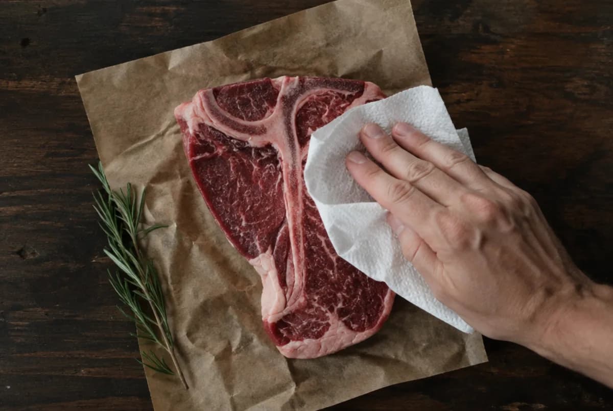 Steak temperieren und trocknen