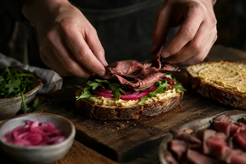 Braten schneiden und belegen