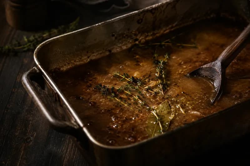 Mit Bouillon köcheln