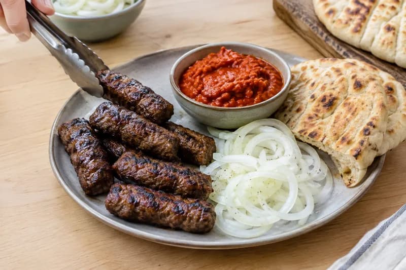 Mit Ajvar servieren