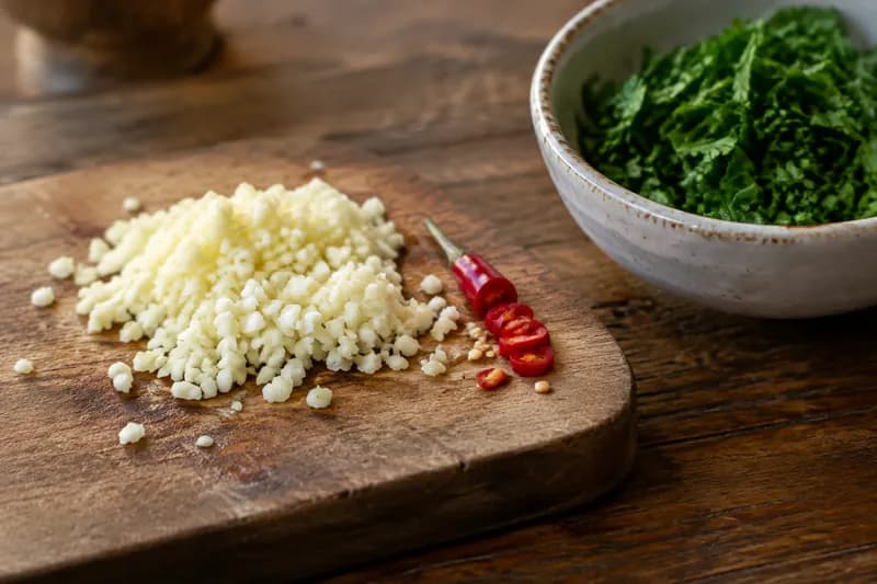 Knoblauch und Peperoncini zerkleinern