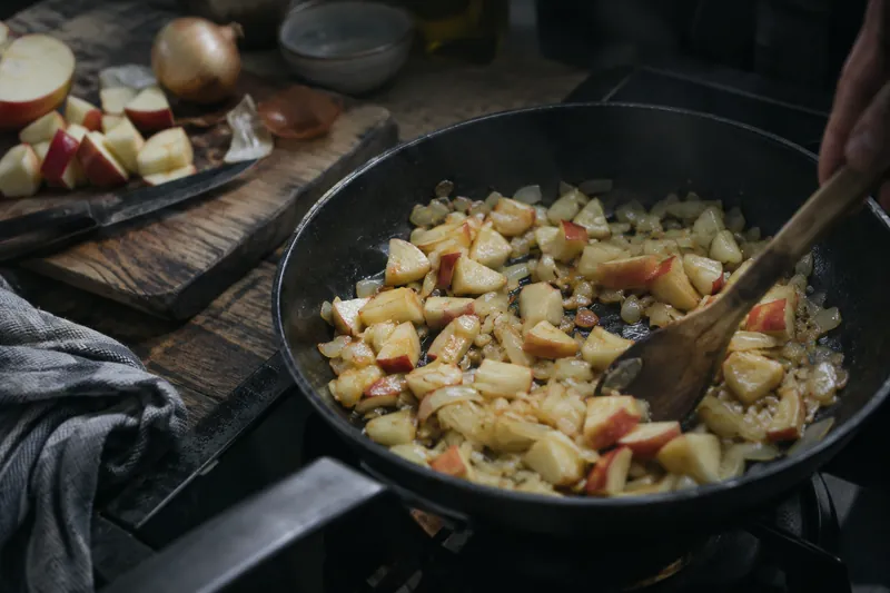 Zwiebel und Apfel andünsten