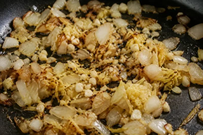 Zwiebel, Knoblauch und Ingwer braten