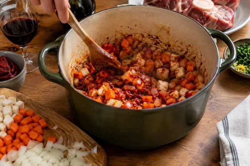 Gemüse und Sauce ansetzen