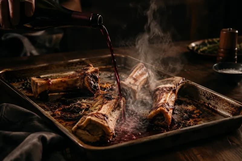 Mit Rotwein ablöschen