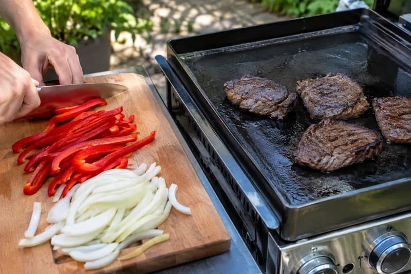 Gemüse schneiden und Grill aufheizen