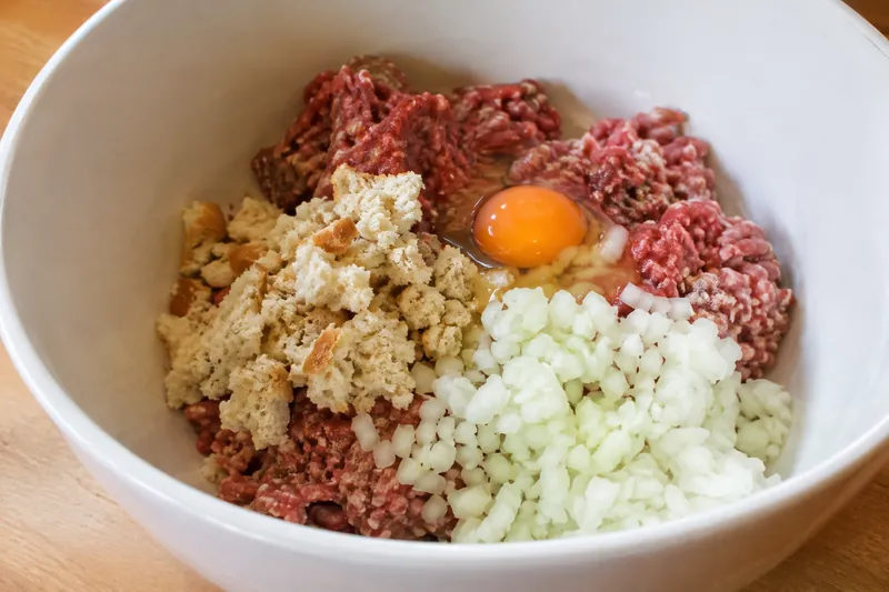 Zwiebeln dünsten und Masse kneten