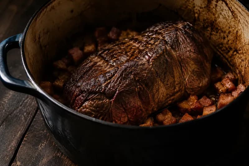 Fleisch und Speck anbraten