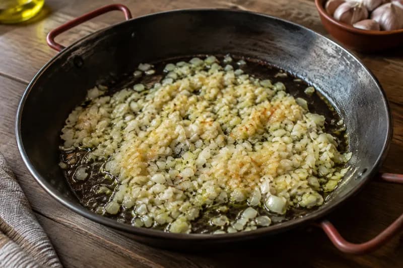 Zwiebeln und Knoblauch dünsten