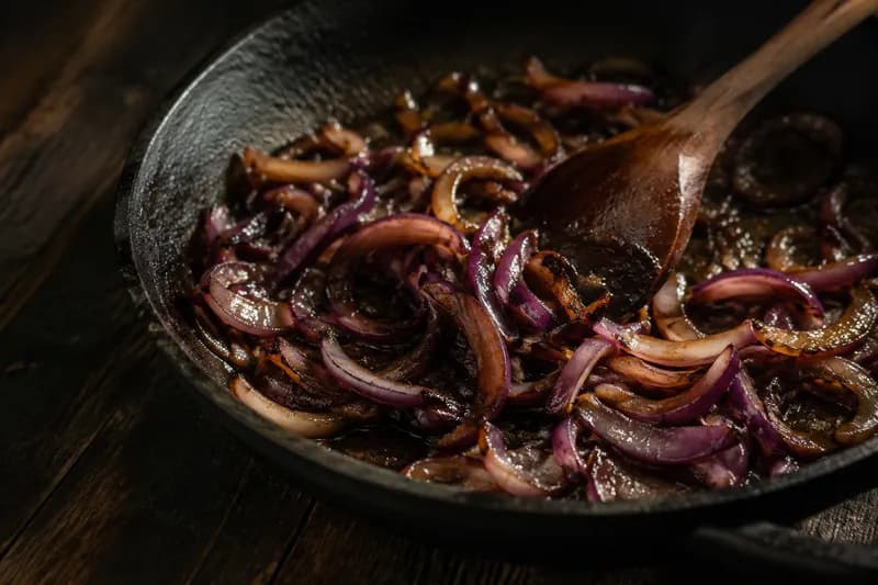 Zwiebel-Confit schmoren
