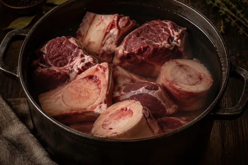 Fleisch und Knochen ansetzen