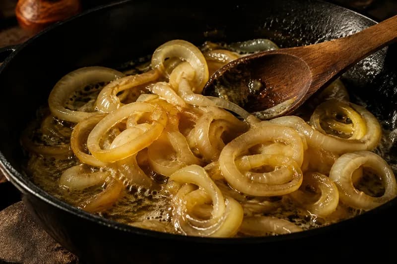 Zwiebeln dünsten