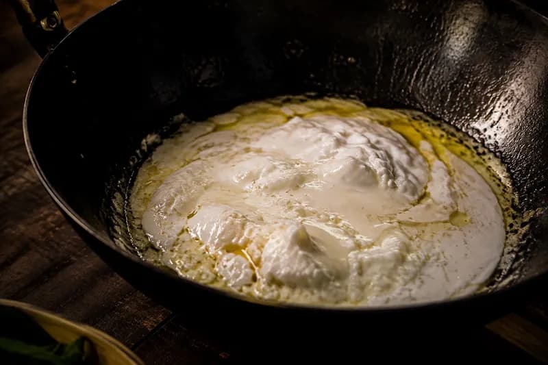 Kokoscreme abschöpfen