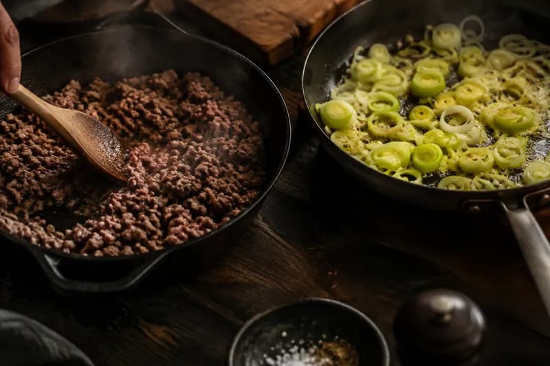Lauch und Hackfleisch braten