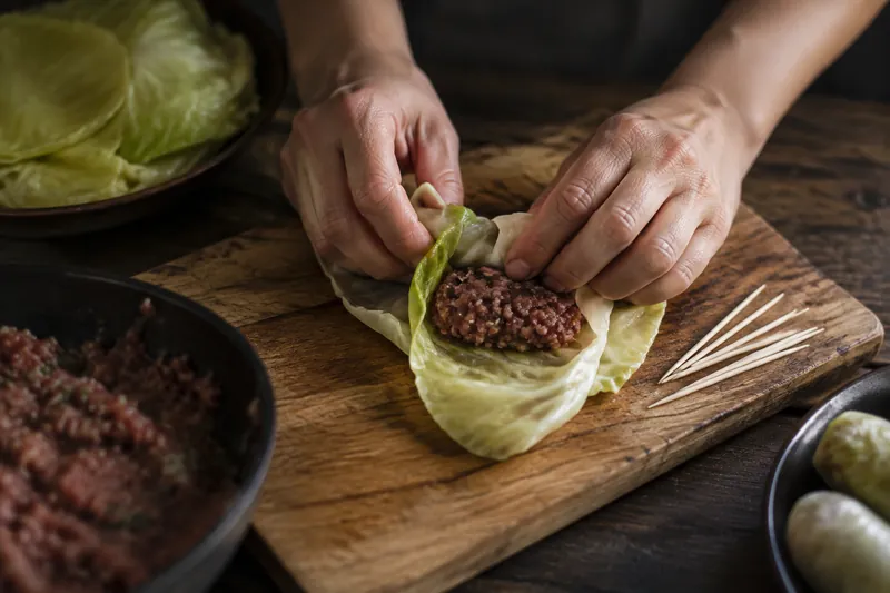 Füllung mischen und Rouladen formen
