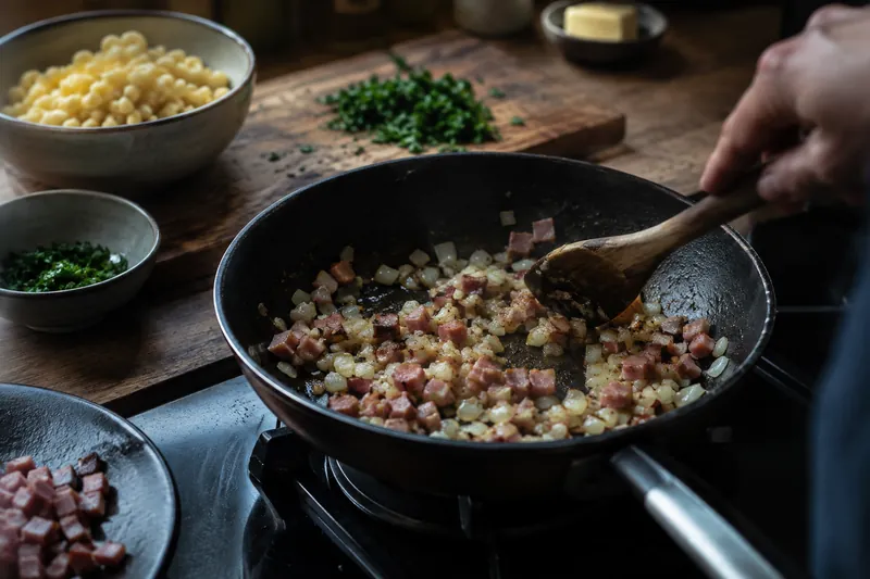 Zwiebel und Schinken anbraten