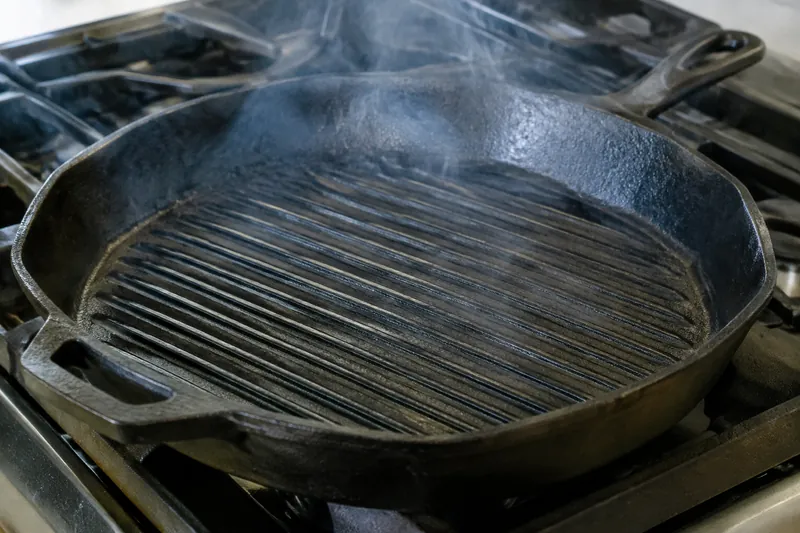 Pfanne oder Grill stark vorheizen
