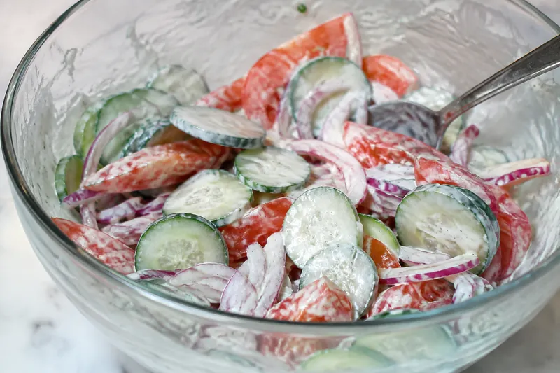 Joghurt-Salat mischen