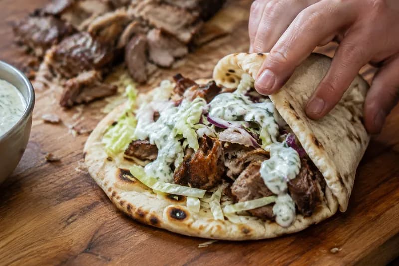 Döner füllen und servieren