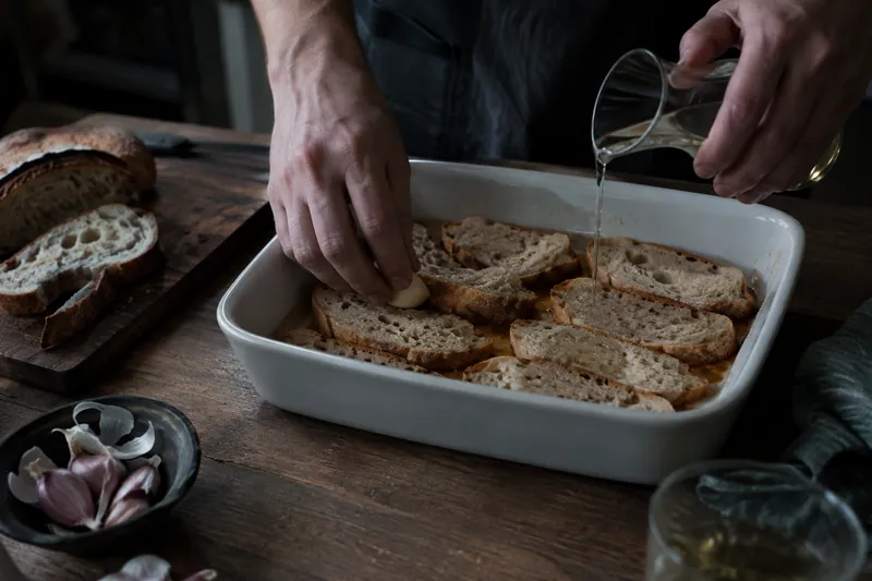 Brot einreiben und beträufeln