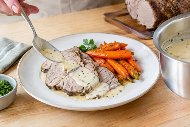 Bratensauce servieren