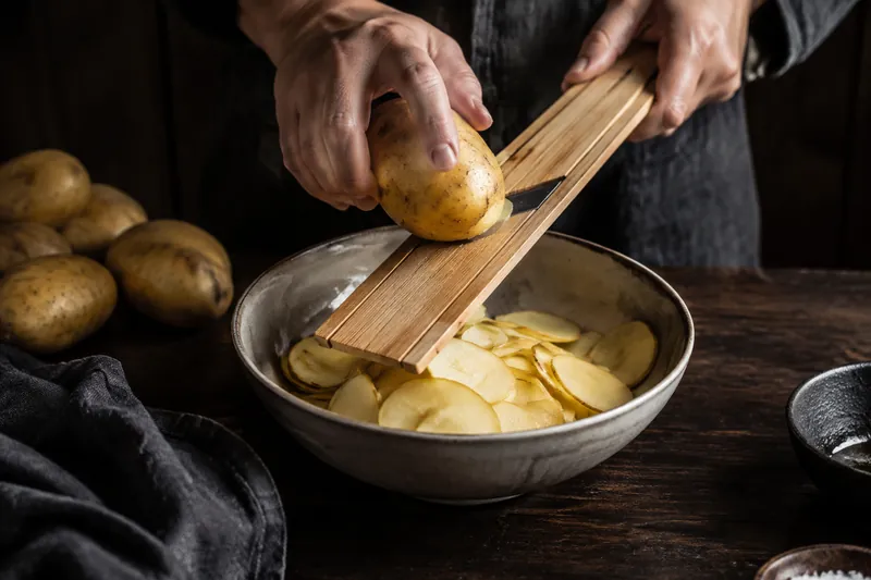 Form ausbuttern und Knoblauch
