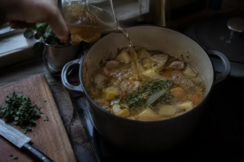 Mit Bouillon köcheln