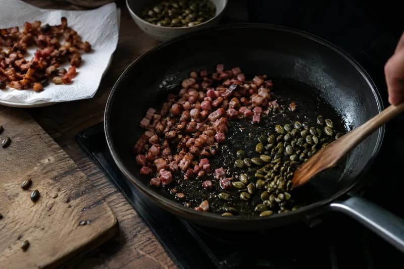 Speck und Kerne rösten