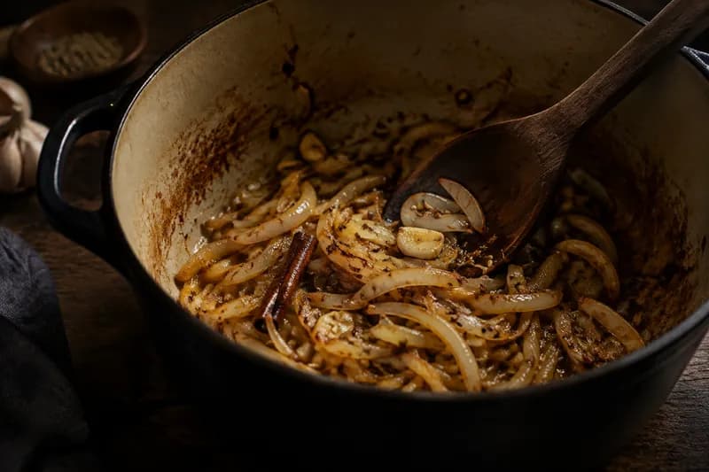 Zwiebeln und Gewürze dünsten