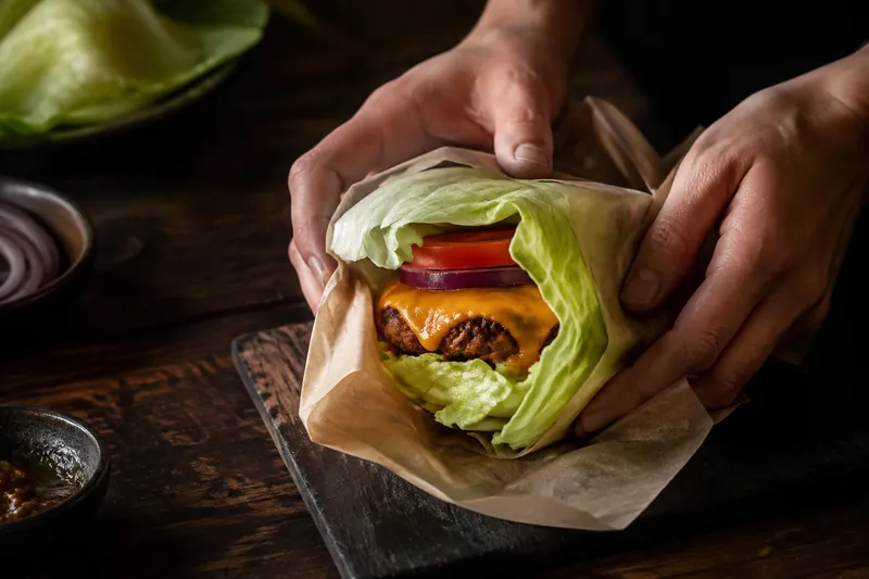 Burger im Salat-Wrap einwickeln