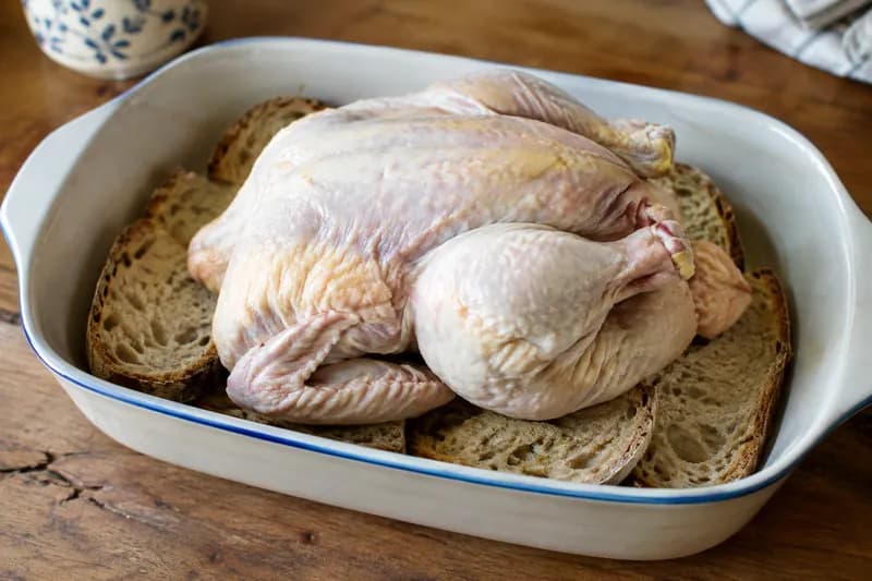 Auf Sauerteigbrot betten