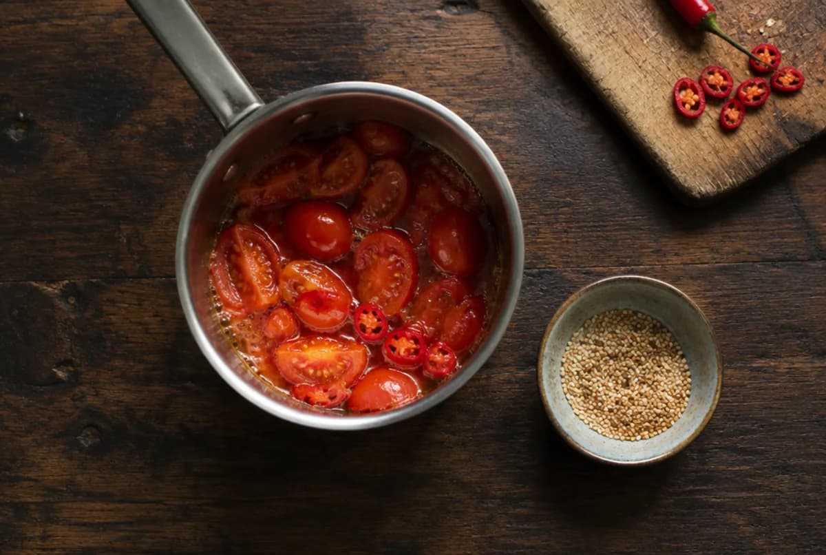 Tomaten-Sesam-Chutney kochen