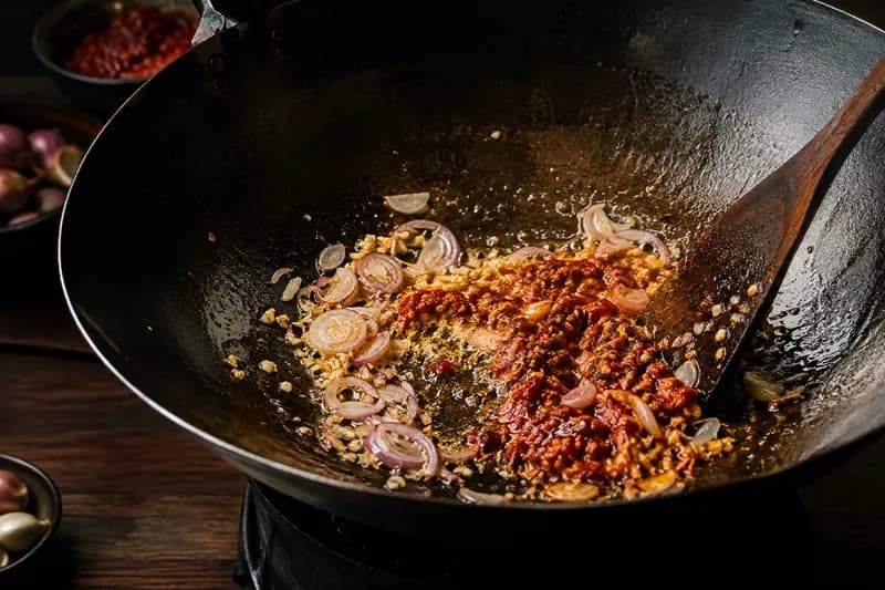 Schalotten und Sambal anrösten