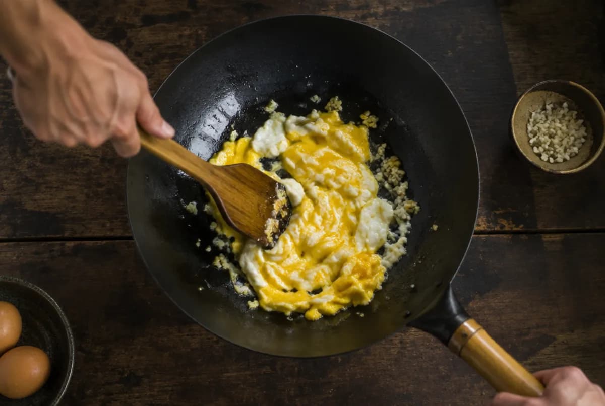 Knoblauch und Ei im Wok