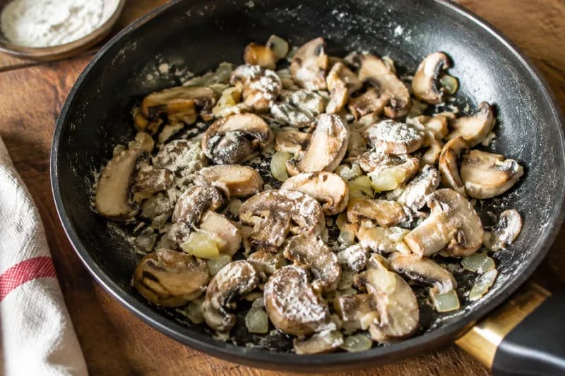 Champignons und Zwiebel andämpfen
