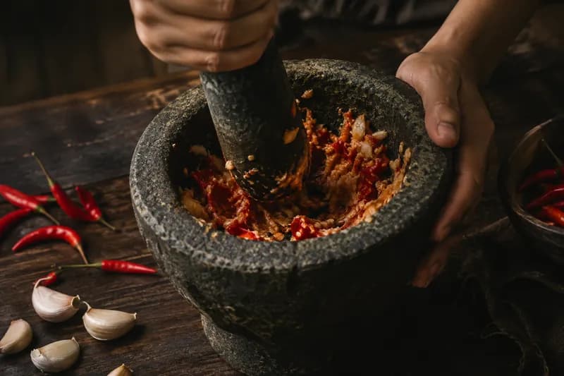 Chili-Knoblauch-Paste stossen