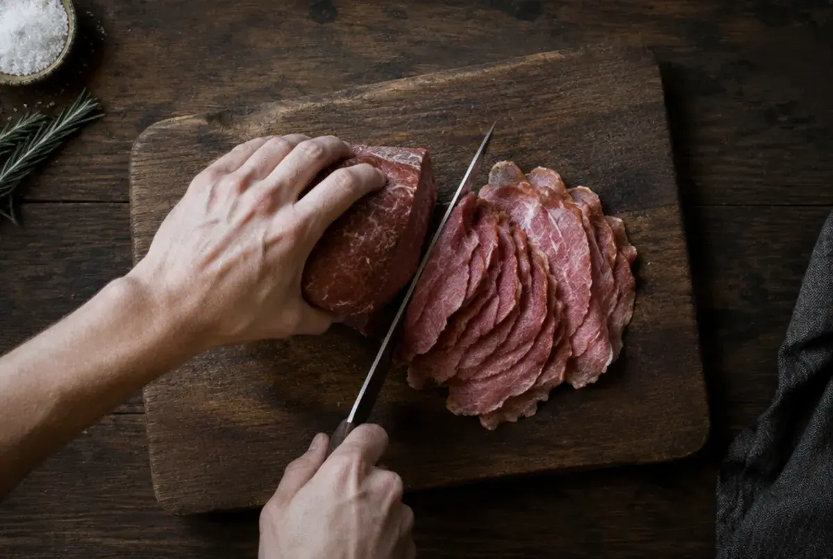 Fleisch anfrieren und schneiden