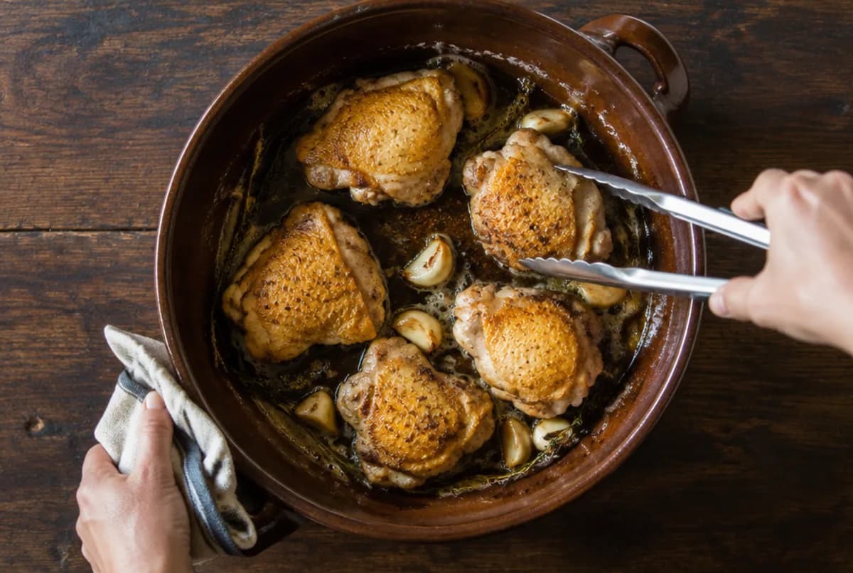 Knoblauch und Poulet anbräunen
