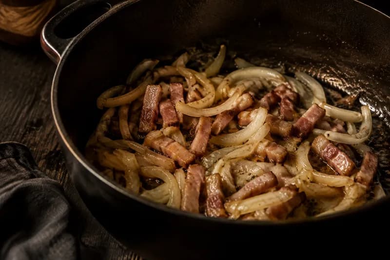 Speck und Zwiebeln dünsten