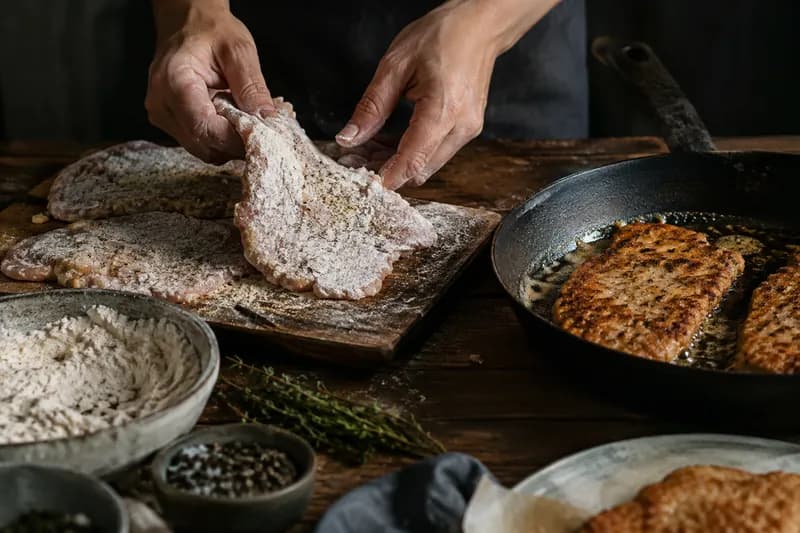 Schnitzel würzen und anbraten
