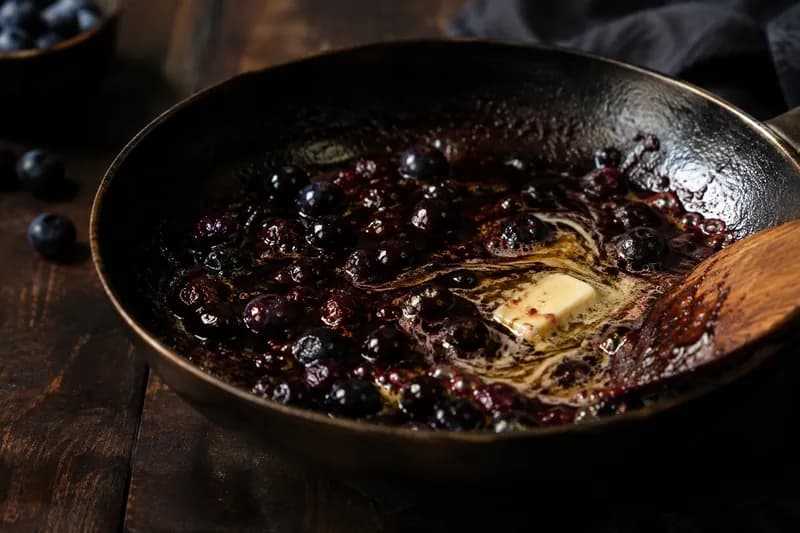 Waldbeeren-Sauce kochen