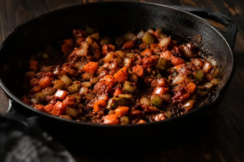 Mit Wein und Bouillon ablöschen