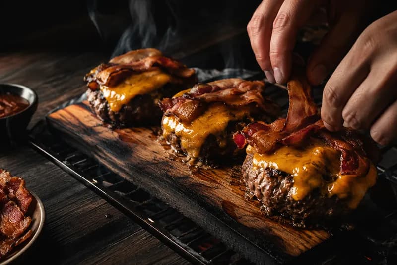 Patties auf dem Brett garen